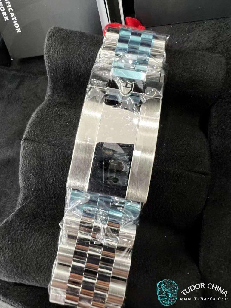 m79680-0004 Physical picture